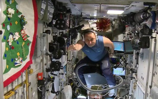 Російський космонавт використовував пилосос не за призначенням: відео