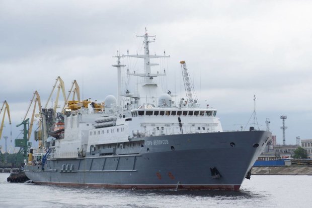 Путін "каламутить воду": 30 російських кораблів засікли біля берегів Японії