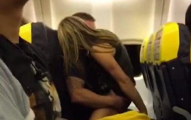 Страстная парочка шокировала пассажиров своими "нежностями" на борту самолета