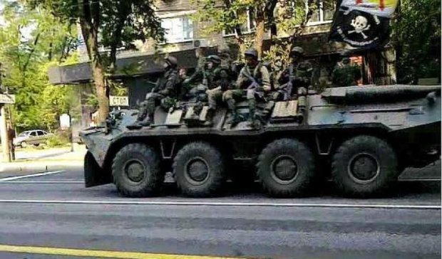 Боевики катаются по Донецку под флагами с черепами (фото) 