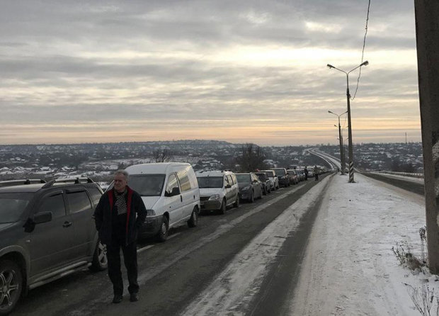 Безумные очереди в лютый мороз: на блокпостах в оккупированном Донбассе замерзают сотни украинцев, фото