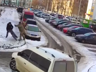 Представник ТЦК зіштовхнув чоловіка з велосипеда / фото: Telegram