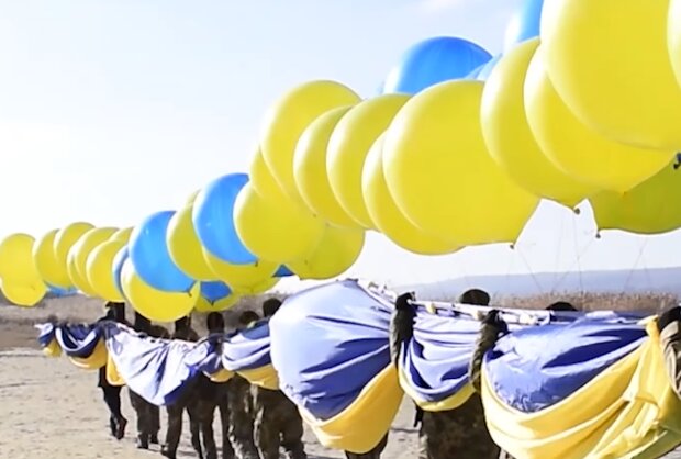 Запуск українського прапора, фото: ООС