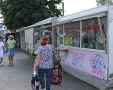 Самогон із-під поли: у центрі Запоріжжя похмеляются, "не відходячи від каси"