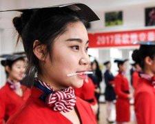 Як у Китаї муштрують стюардес (фото)