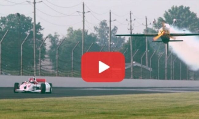 Перевернутый самолет попробовал обогнать болид