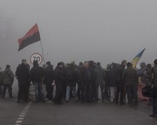 Харківські активісти блокують російські фури (фото)