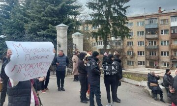 Люди біля церкви МП в Хмельницькому. Фото: скриншот Суспільне