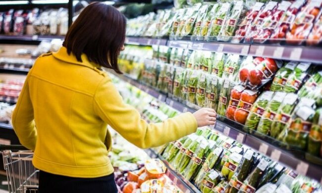 Міль, личинки та хробаки: у Києві показали "смаколики" із супермаркетів, - огидні фото