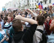 Путінські силовики і далі тероризують штаби Навального