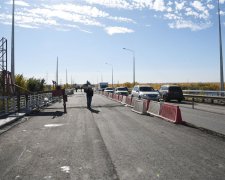 Горе-мости Кличка томляться один за одним: слідом за "скляною гордістю" репнув Південний, - кадри комунального Апокаліпсису