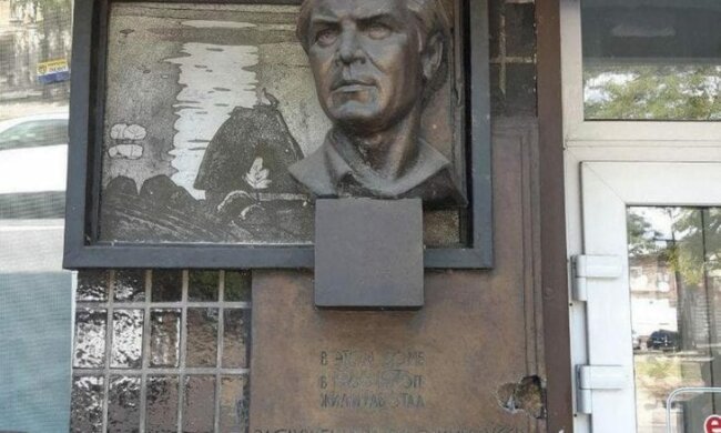 Ради бутылки водки: в Днепре вандалы украли памятник известному художнику
