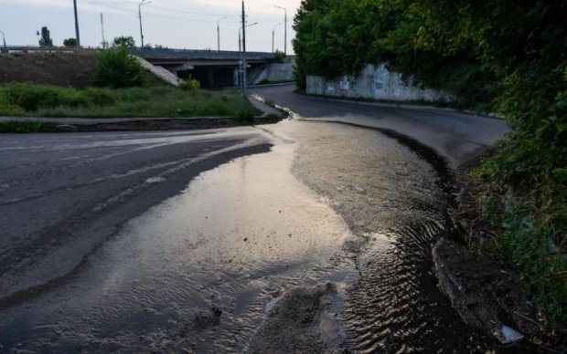П'ятиметровий каналізаційний фонтан затопив пів-Києва: фото