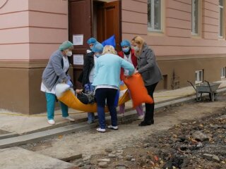 В Черновцах тяжелобольного переносили в реанимацию на руках, скриншот