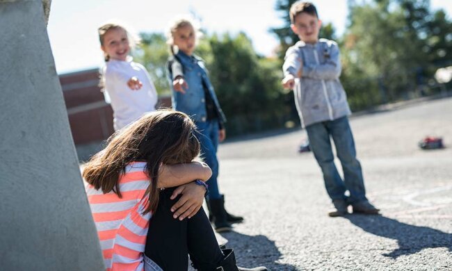 Розбили ногами обличчя: у Запоріжжі підлітки жорстоко познущалися над дитиною та зняли все на відео