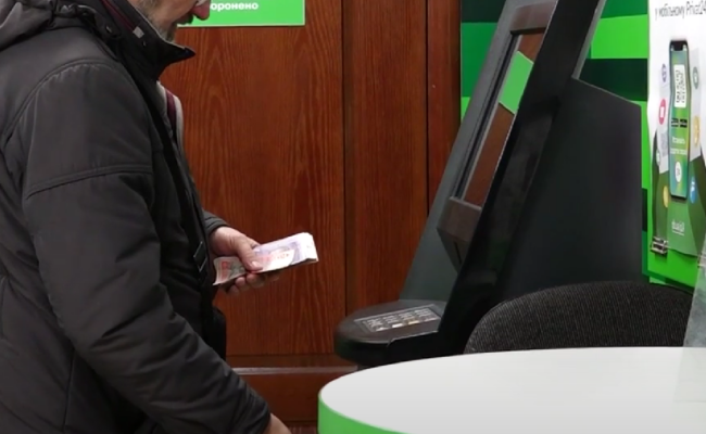 Гроші, виплати. Фото: скрін youtube