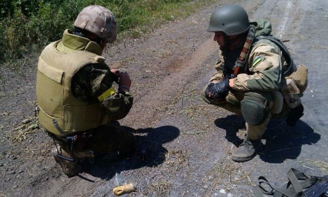 Сапери розміновують лінії електропередач на Донбасі
