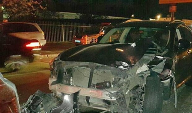 Безумный милиционер разбил четыре автомобиля на светофоре