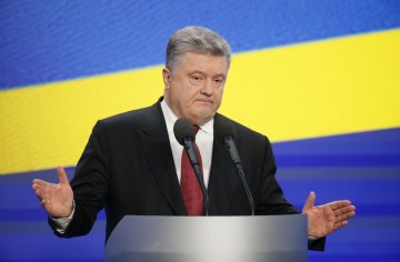 Порошенко шлепнул девушку по лицу за безобидный вопрос: "просто озверел, стал сатаной"