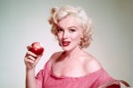Невероятно счастливая: миру показали неизвестные снимки беременной Мэрилин Монро