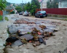 Вулиці пішли під воду, вітер зірвав дахи будинків: українці поділилися кадрами наслідків урагану