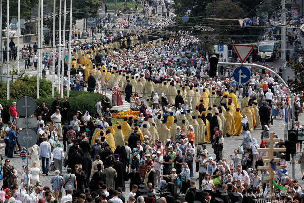 5 чудотворных икон и мощи 19 святых: УПЦ срочно зовет всех верующих украинцев на Крестный ход