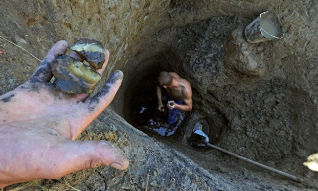 Прикордонники знайшли чотири нелегальні копанки бурштину (відео)