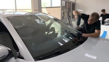 Тонирование лобового стекла: фото скрин Ютуб