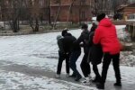 Харківські студенти влаштували дикі "покатеньки" на льоду: "Навчання почекає"
