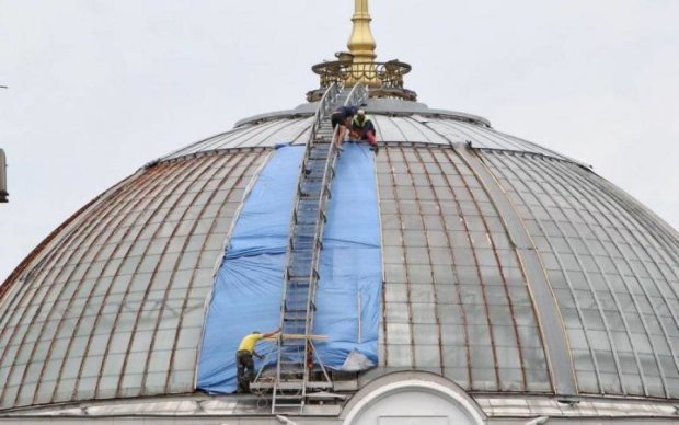 Українським депутатам полагодять дах