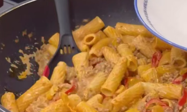 Макароны с фаршем и сладким перцем, кадр из видео