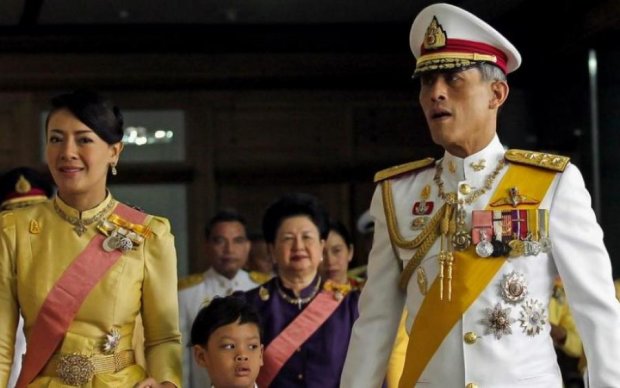 Таиландский монарх попал под "обстрел" в Германии