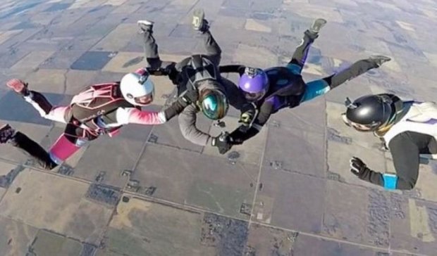 Екстремал зробив тату під час стрибка з парашутом (відео)