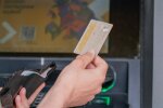 Банківська картка в руках: мінімальна зарплата в Україні