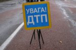 Лоб в лоб: легковик на швидкості влетів в автобус, є жертви