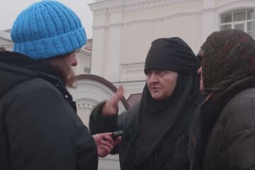 Почаевские фанатки. Фото: Youtube