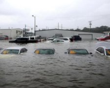 Машини витягали з води: шторм затопив курортні бази відпочинку