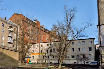 Не обезьянами едиными: в Харькове "зоопарк" Кернеса дополнили белым кроликом, зрелищные фото
