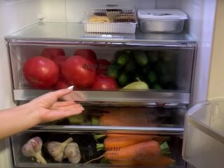 "Продукти в холодильнику. Фото: скрін youtube"