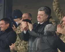 Трибуни освистали Порошенко на матчі з "Динамо" (відео)