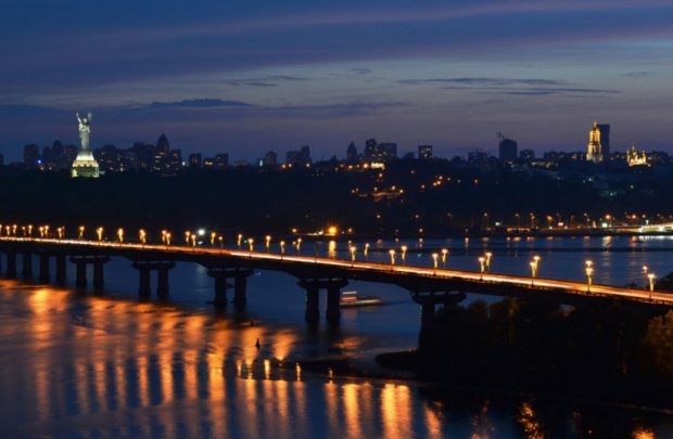 В Киеве появился еще один уставший мост, Кличко побил свой рекорд: "Писается прямо в Днепр"