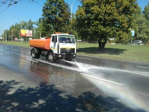 Коммунальщиков Кличко подловили на странном занятии, зовите санитаров - поливали лужи после дождя