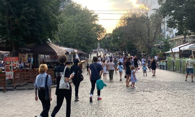 Люди на вулицях, фото: Знай.ua