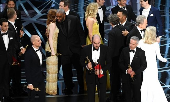 Відповідальний за оскарівський скандал вибачився за підсунутий конверт