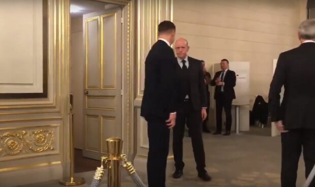 Сколько охранников водит Путина в туалет: отличное видео