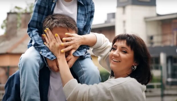 Оля Цибульская с семьей, скриншот из видео