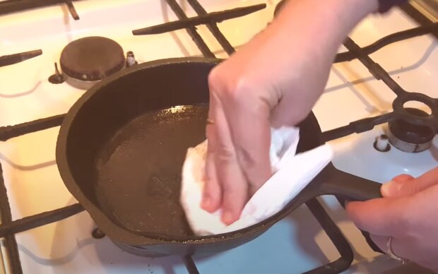 Как почистить сковороду. Фото: скрин youtube
