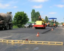 Волонтер самостійно відремонтував дорогу, розбиту військовими