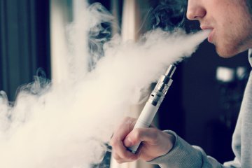 Небезпечний вейп: підлітку потрощило щелепу під час паління