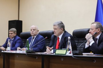 "Короля делает свита, так и хочется фейсом об тейбл": команда Порошенко напугала украинцев, посмотрите на эти лица